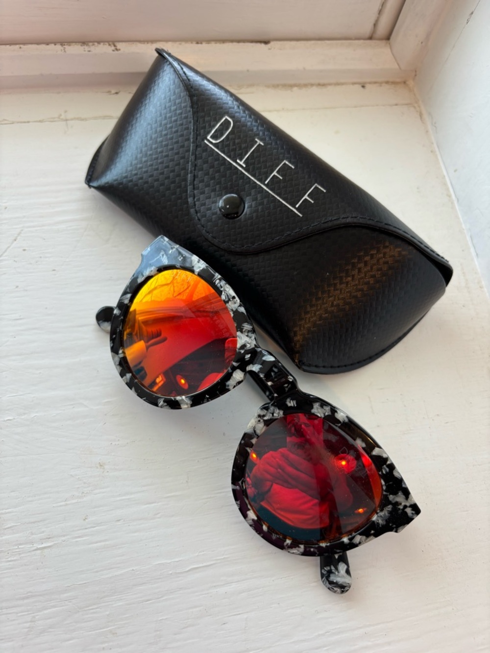 Diff Eyewear Black White Marble Frame Red Mirror Sunglasses